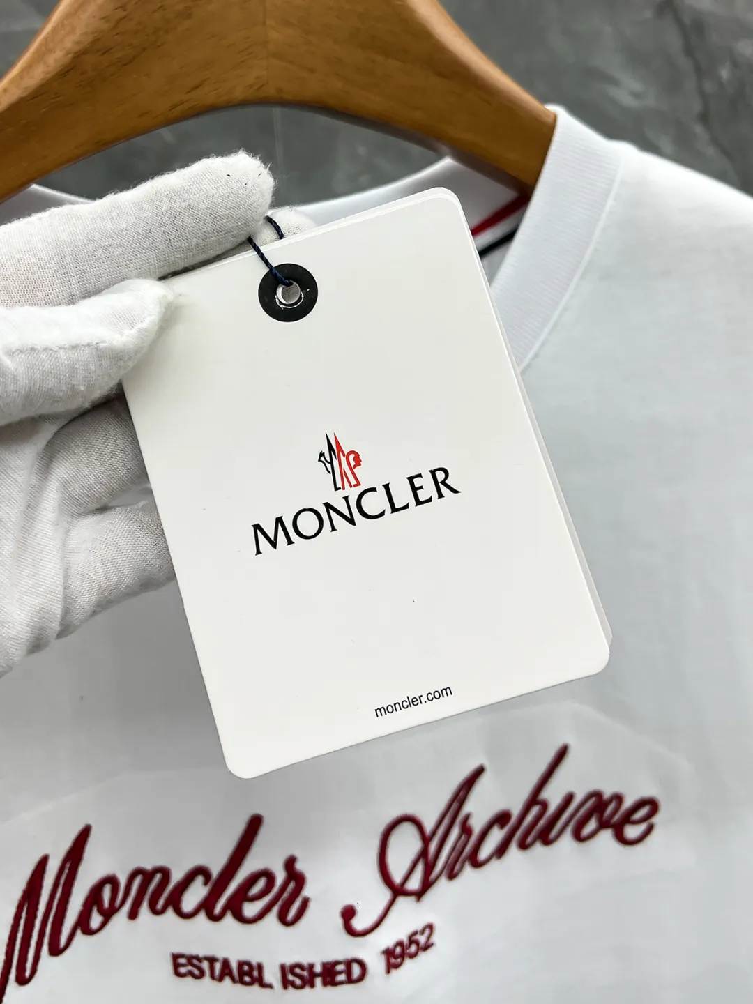 Moncl 26ss Moncler Series T ，， Logo+“Monestier-de-Clermont France Est.1952” ， ， Classic ， ， 。 Premium、 ， ； Black White Sizes：S-2XL